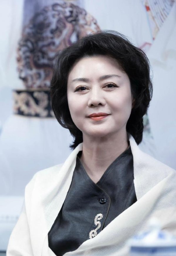 点石策略 京剧名角美貌惊艳，父母却种葡萄度日，59岁她为何独身？